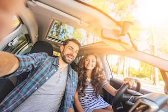 Couple a bord 'une voiture de location aux Antilles